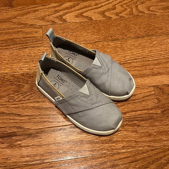 New Like Boys TOMS slip ons - Picture 1 of 2